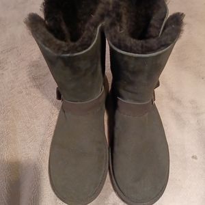 Boots black with foe fur lining